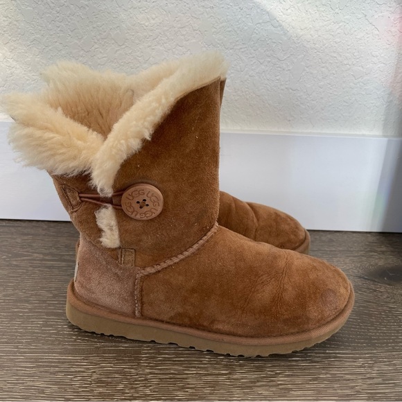 Ugg Australia Bailey Button II Short Boot Booties Size 5 Chestnut suede Uggs tan - Picture 2 of 11